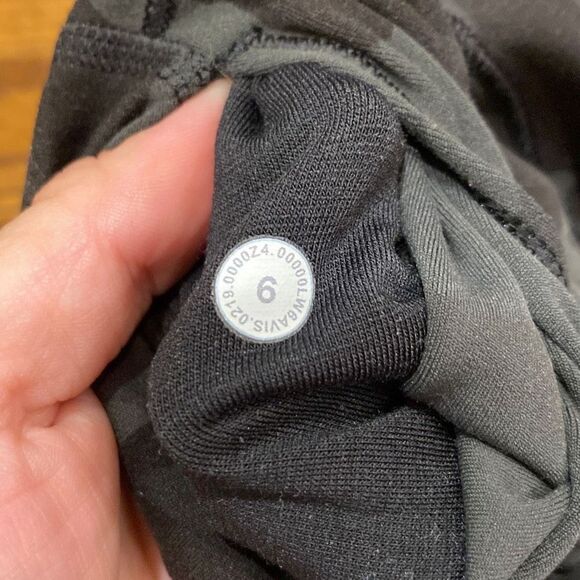 Lululemon Align Crop *21" Incognito Camo Multi Grey size 6 - Picture 4 of 6